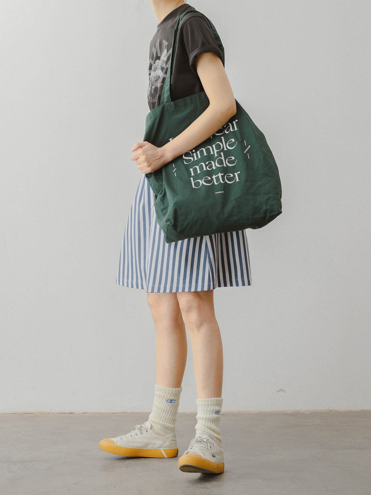 モデルがPESSOA CLUB マリンスタイルハイウエストスカートを着用し、夏のカジュアルなエレガンスを披露