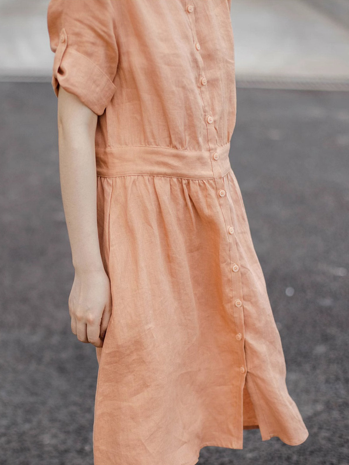 モデルがPESSOA CLUBのハイカラー リネンドレスを着用し、エレガントな姿を披露