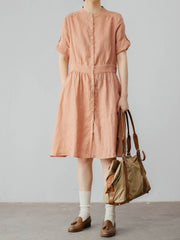 モデルがPESSOA CLUBのハイカラー リネンドレスを着用し、エレガントな姿を披露