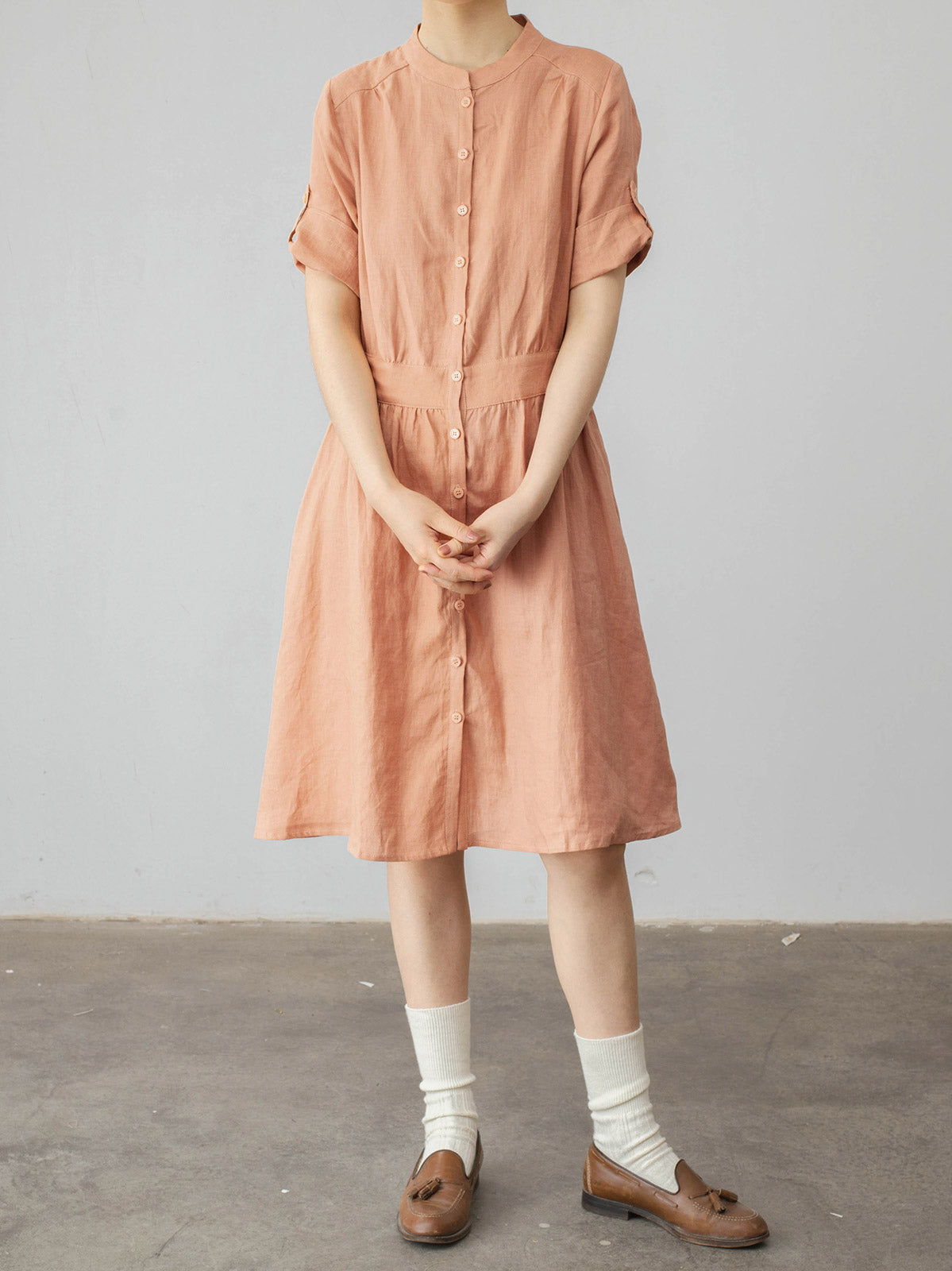 モデルがPESSOA CLUBのハイカラー リネンドレスを着用し、エレガントな姿を披露