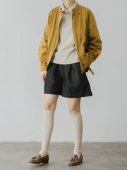 モデルがハイウエストデニムショートパンツを着用し、スタイリッシュなシルエットを披露