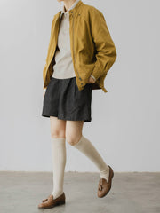 モデルがハイウエストデニムショートパンツを着用し、スタイリッシュなシルエットを披露