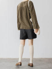 モデルがハイウエストデニムショートパンツを着用し、スタイリッシュなシルエットを披露