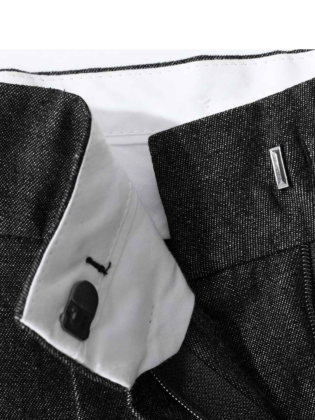 ハイウエストデニムショートパンツのディテールとデニム生地のクローズアップ