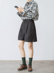 モデルがハイウエストデニムショートパンツを着用し、スタイリッシュなシルエットを披露