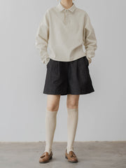 モデルがハイウエストデニムショートパンツを着用し、スタイリッシュなシルエットを披露