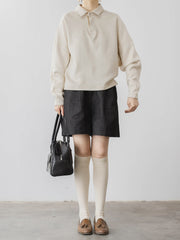 モデルがハイウエストデニムショートパンツを着用し、スタイリッシュなシルエットを披露