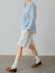 モデルがフレンチレトロスタイルのホワイトハイウエストショーツを着用し、多角度からのスタイルを披露。