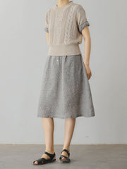 モデルがフレンチレトロ リネン チェック柄 ジャケットカラー ドレスを着用し、洗練されたスタイルを披露