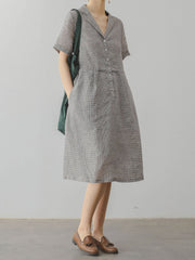 モデルがフレンチレトロ リネン チェック柄 ジャケットカラー ドレスを着用し、洗練されたスタイルを披露