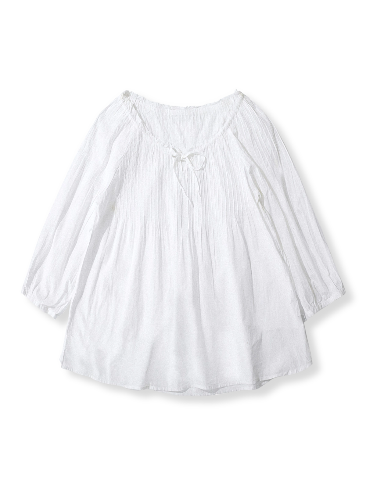 フレンチレトロスタイルの白いプリーツデコレーションコットンブラウス全体像