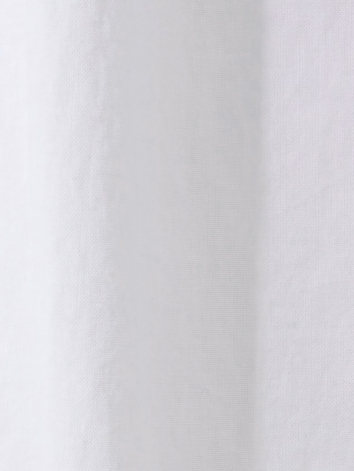 プリーツのディテールと調整可能なネックラインのクローズアップ