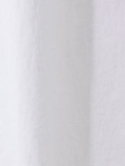 プリーツのディテールと調整可能なネックラインのクローズアップ