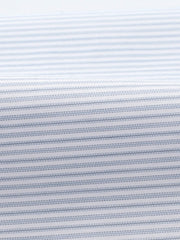 スタンドカラーのディテールとストライプパターンのクローズアップ