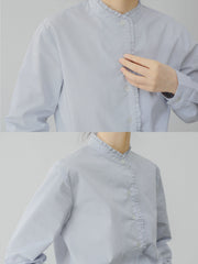 スタンドカラーのディテールとストライプパターンのクローズアップ