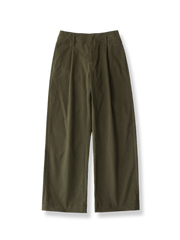 フレンチレトロスタイルのミリタリーグリーンハイウエストストレートパンツ全体像