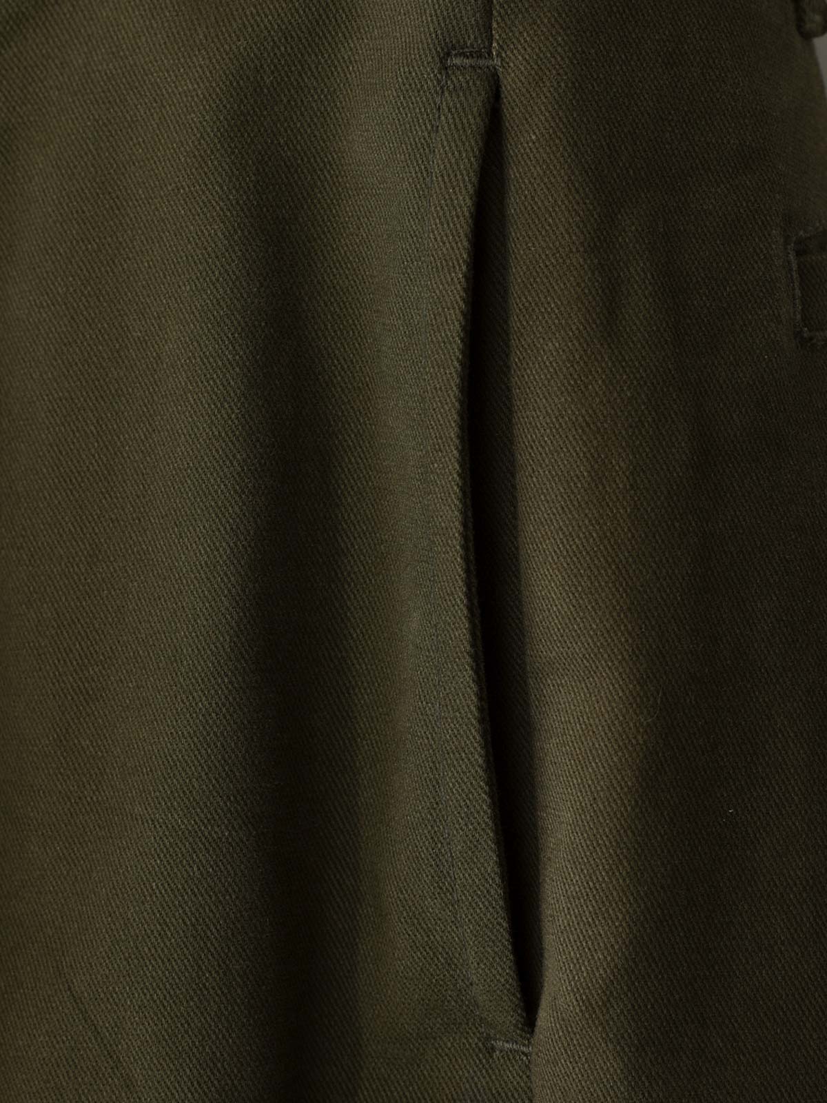 ハイウエストデザインと生地の質感クローズアップ