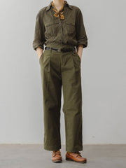 モデルがミリタリーグリーンハイウエストストレートパンツを着用し、スタイリッシュな姿を披露