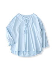 フランス風レトロ文芸風のベビーブルー ルーズフィット ラウンドネック ドローコード コットンシャツ全体像。