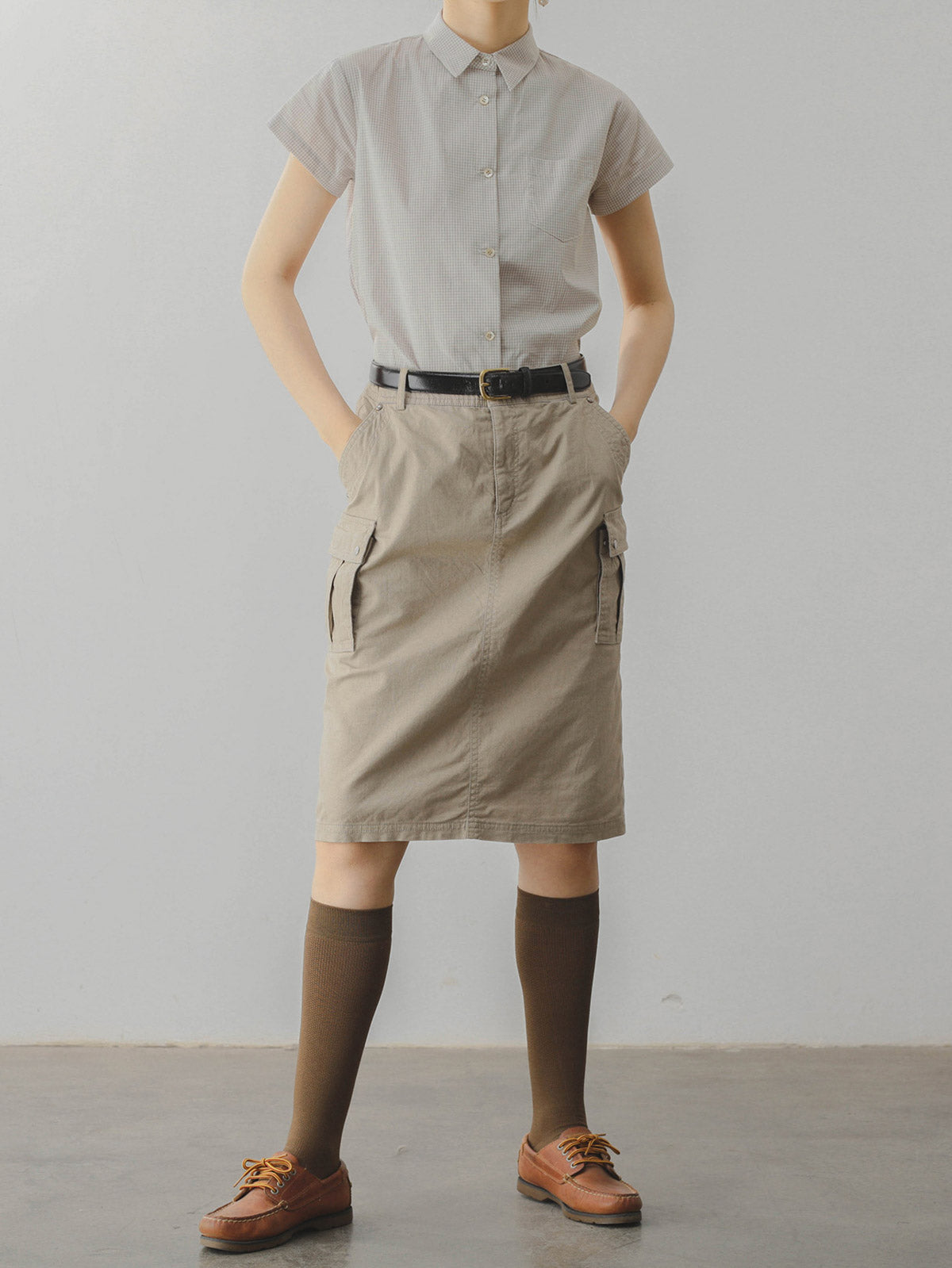 モデル画像: モデルが着用するフレンチヴィンテージの細格子柄コットンシャツの着用効果