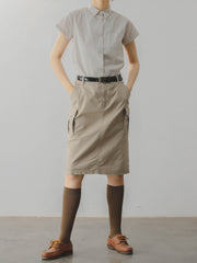 モデル画像: モデルが着用するフレンチヴィンテージの細格子柄コットンシャツの着用効果