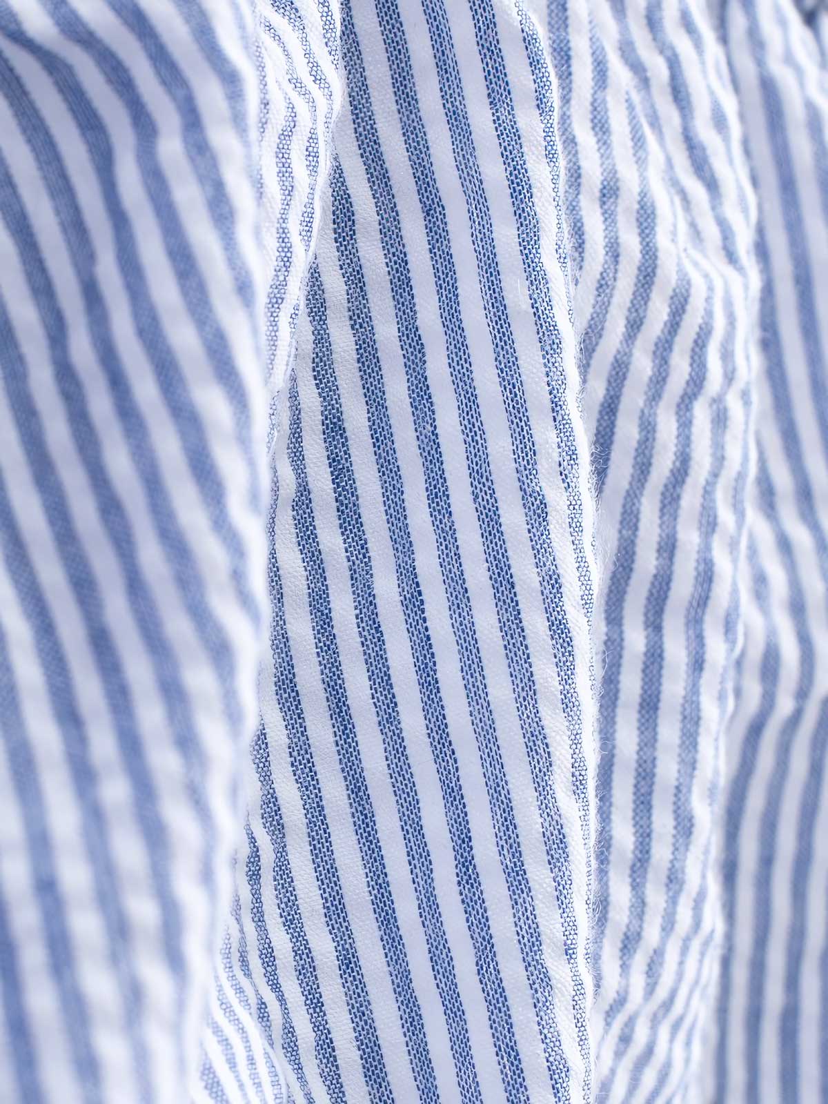 詳細画像: ブルー&ホワイトのストライプとオフショルダーデザインの詳細画像