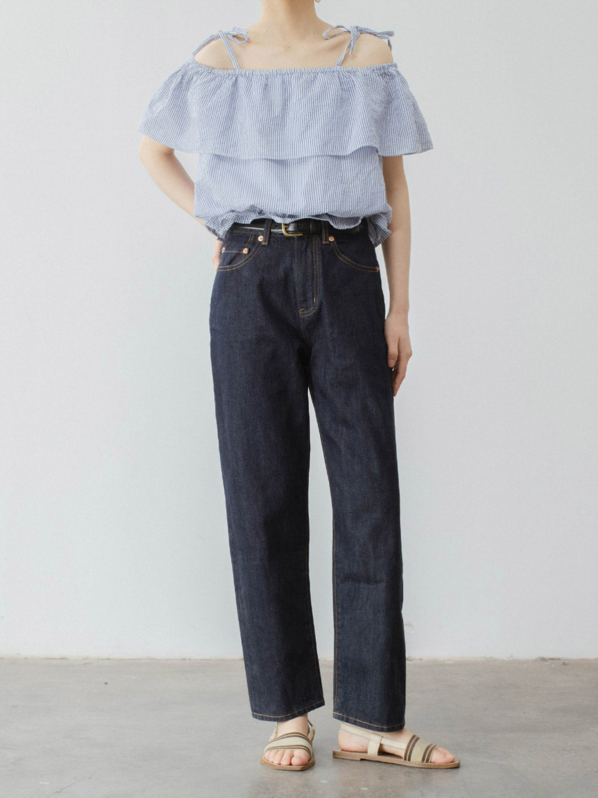 モデル画像: モデルが着用するフレンチレトロなブルー&ホワイト ストライプ オフショルダー キャミソールの着用効果