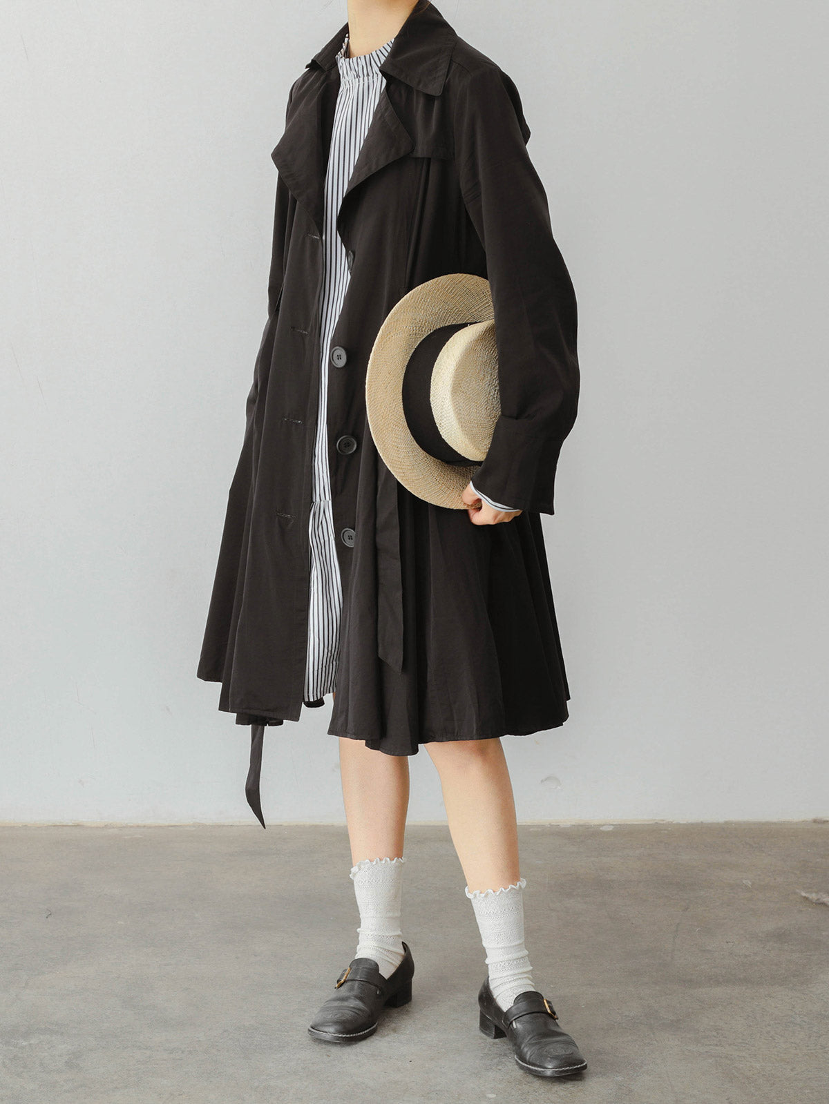 モデル画像: モデルが着用するフレンチレトロなペタルスタンドカラー ブラック&ホワイト ストライプ ローウエスト マーメイドワンピースの着用効果