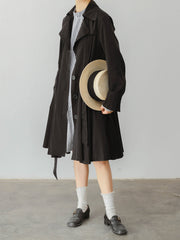 モデル画像: モデルが着用するフレンチレトロなペタルスタンドカラー ブラック&ホワイト ストライプ ローウエスト マーメイドワンピースの着用効果