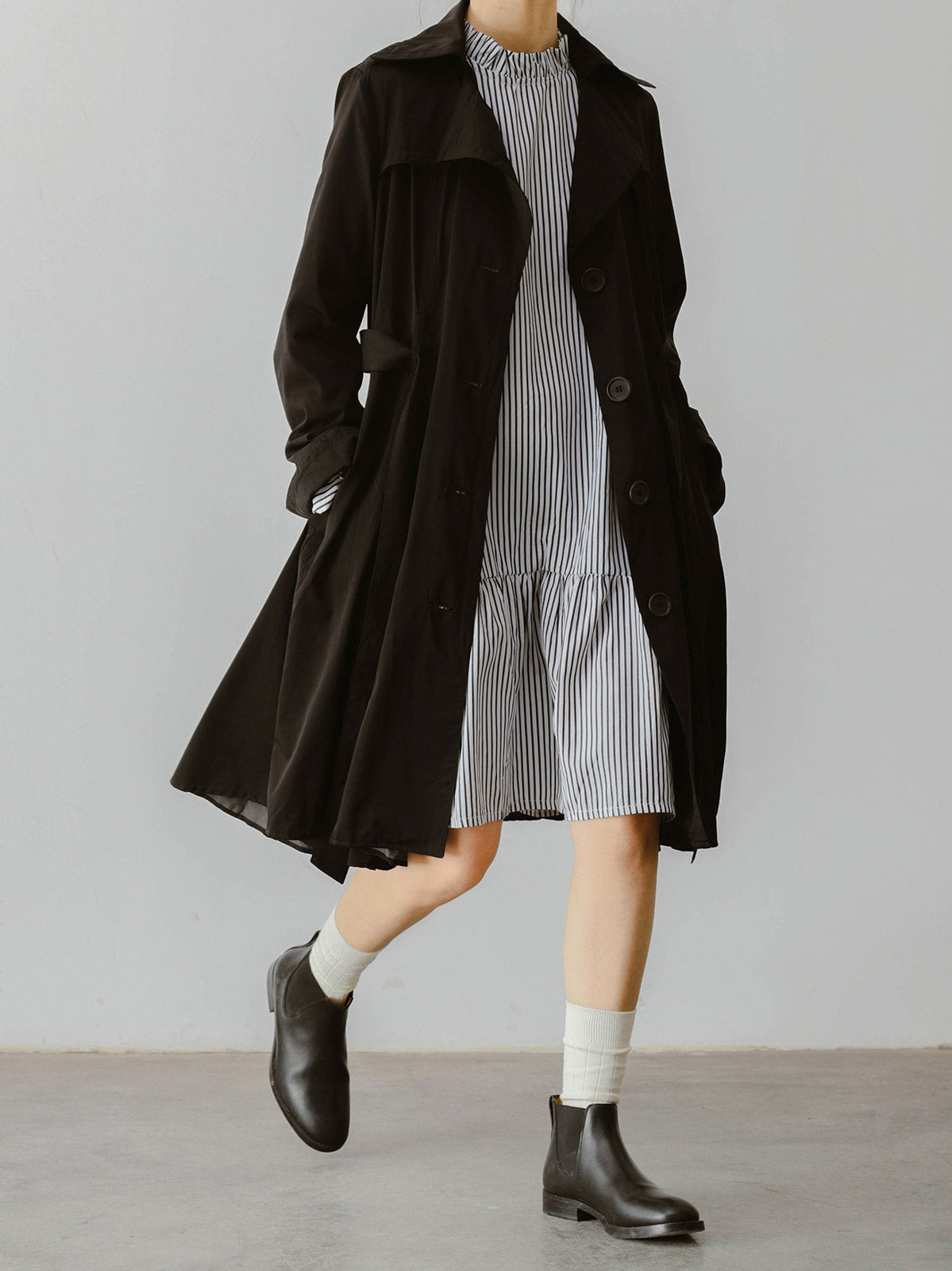 モデル画像: モデルが着用するフレンチレトロなペタルスタンドカラー ブラック&ホワイト ストライプ ローウエスト マーメイドワンピースの着用効果