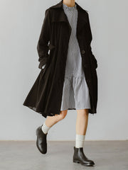 モデル画像: モデルが着用するフレンチレトロなペタルスタンドカラー ブラック&ホワイト ストライプ ローウエスト マーメイドワンピースの着用効果