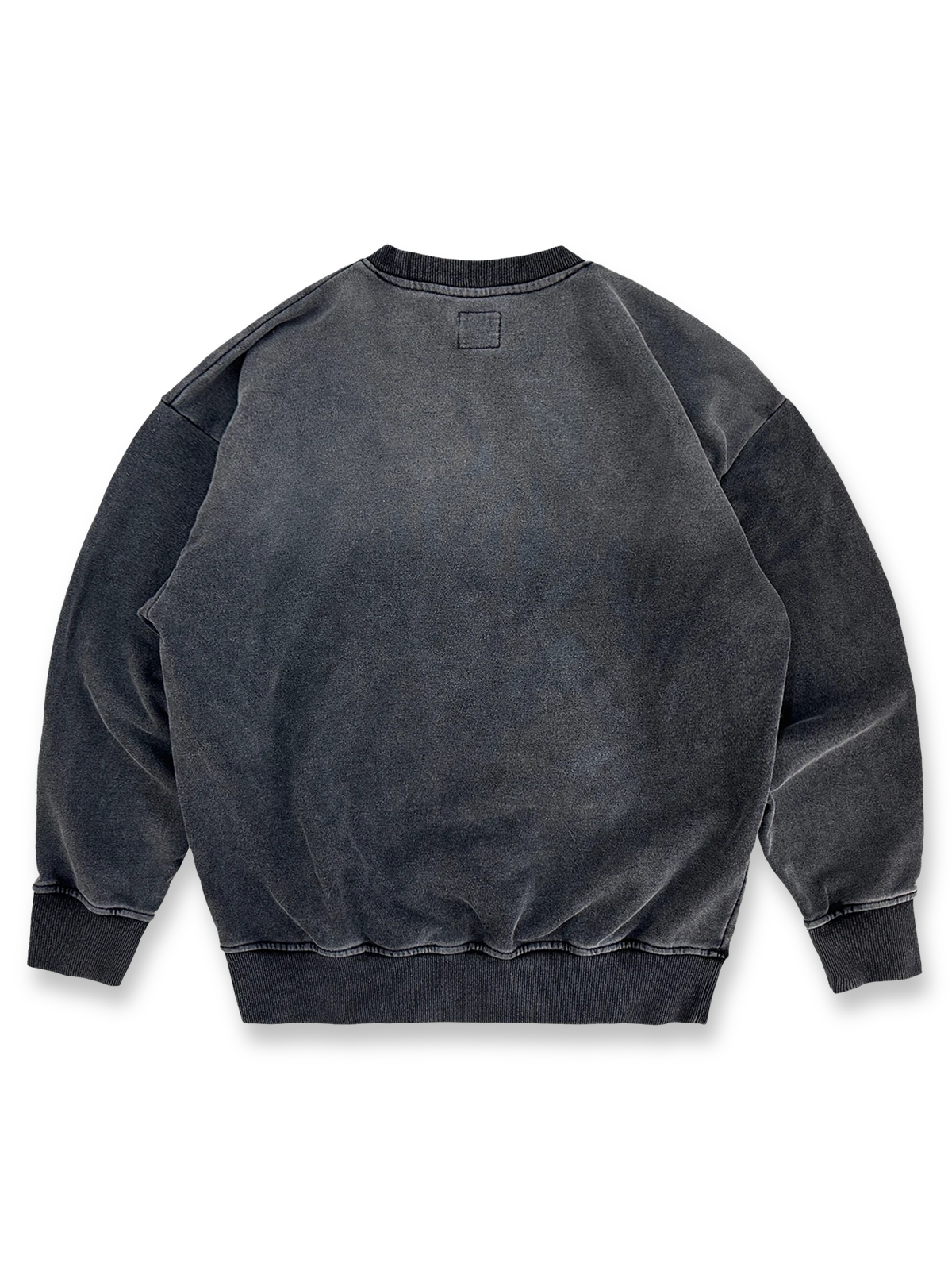 製品画像: 巳年限定のハンドメイド刺繍が施されたヴィンテージウォッシュ加工スウェット。龍と蛇のモチーフを刺繍で表現し、本革パッチがアクセントとなったユニークなデザイン。ゆったりとしたオーバーサイズフィットのスウェット
詳細画像: 龍と蛇が交差する刺繍の繊細なディテール。白糸で縁取られた龍の外輪郭、赤い蛇模様が施された内側、本革パッチによる高級感。ヴィンテージウォッシュ加工と破れ加工が加えられ、レトロな印象を強調