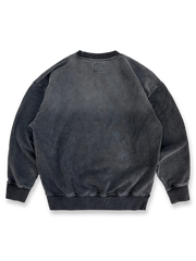 製品画像: 巳年限定のハンドメイド刺繍が施されたヴィンテージウォッシュ加工スウェット。龍と蛇のモチーフを刺繍で表現し、本革パッチがアクセントとなったユニークなデザイン。ゆったりとしたオーバーサイズフィットのスウェット
詳細画像: 龍と蛇が交差する刺繍の繊細なディテール。白糸で縁取られた龍の外輪郭、赤い蛇模様が施された内側、本革パッチによる高級感。ヴィンテージウォッシュ加工と破れ加工が加えられ、レトロな印象を強調