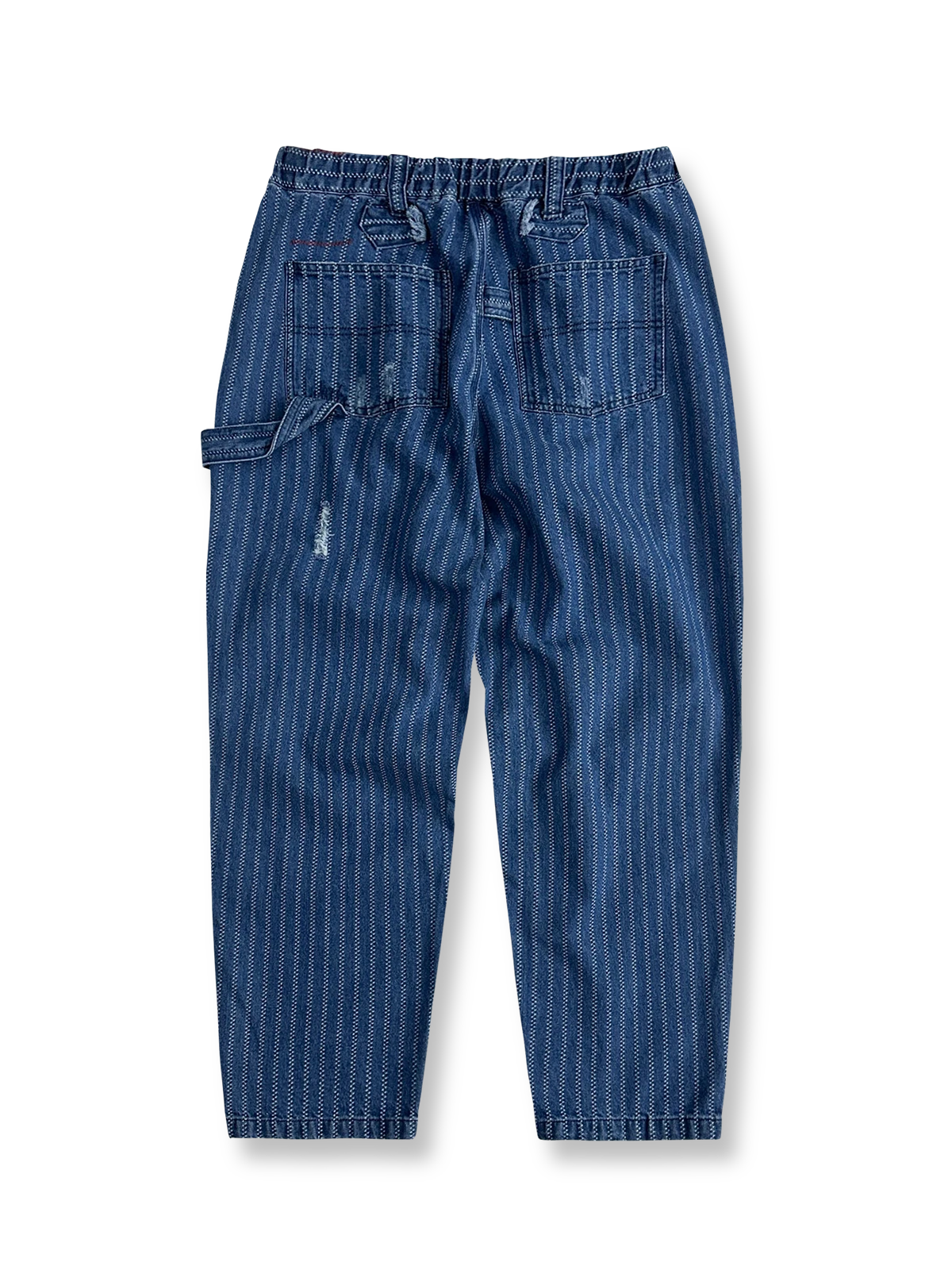 製品画像: ストライプ柄ヴィンテージウォッシュ加工ワークウェアデニムパンツ。20世紀初頭の北米ワークウェア文化にインスパイアされたデザイン。重ウォッシュ加工による柔らかな風合いとヴィンテージ感を強調したスタイル
詳細画像: 赤色のハンドメイド刺繍とダメージ加工が施されたディテール。ストライプ柄がデニム生地に自然に馴染み、ヴィンテージ感を引き立てる仕上がり