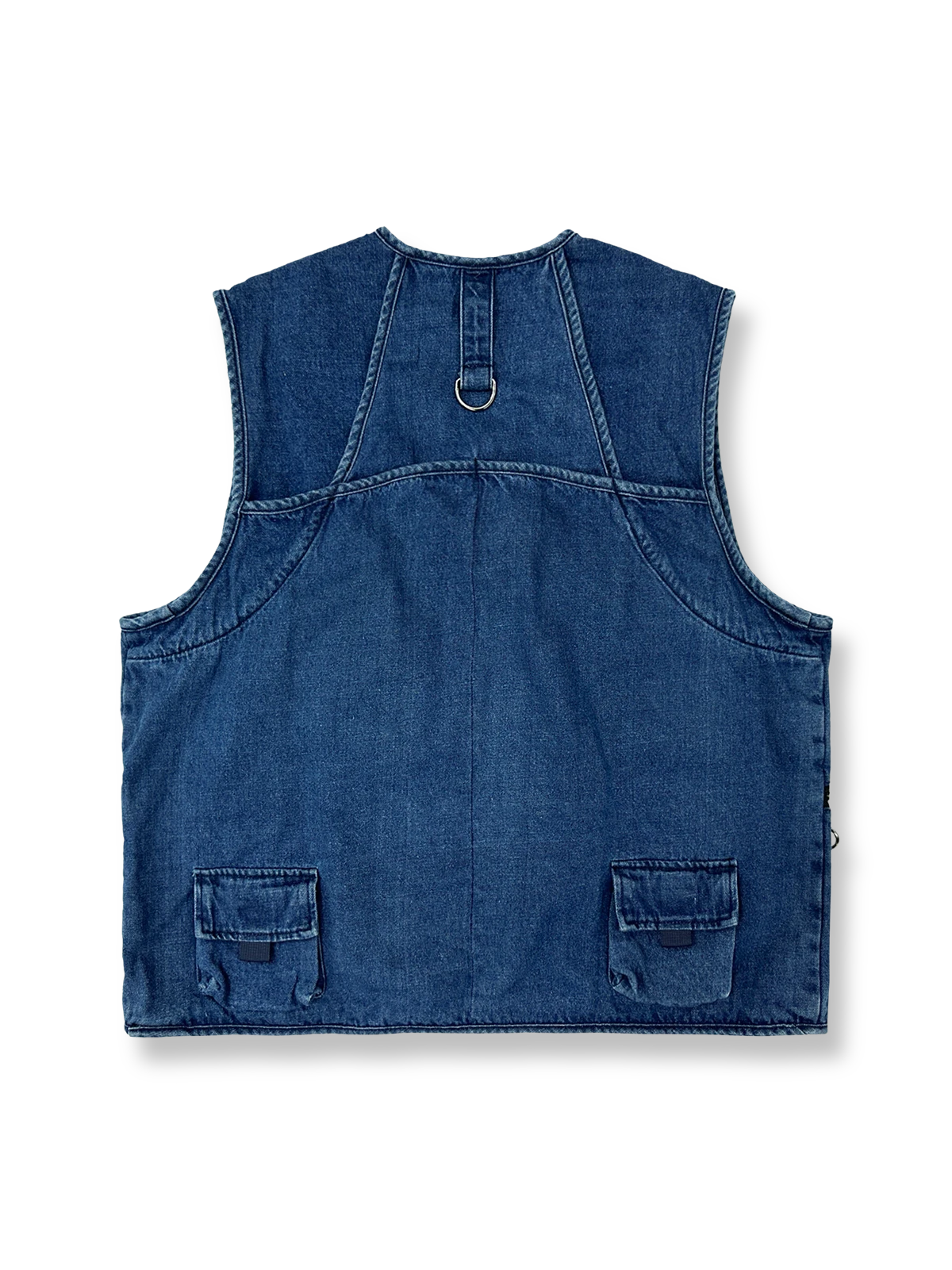 製品画像: 多ポケットデニムベスト全体展示図。ヴィンテージ感あふれるウォッシュ加工デニム素材を使用し、複数の立体ポケットが特徴的なデザイン。機能性とスタイルを兼ね備えたアウトドアにも最適なベスト
詳細画像: デニムベストの前面に配置された立体ポケットとジッパー装飾ディテールの特写。独特の色織りストライプデザインの内側と共に、収納力とデザイン性が高い
