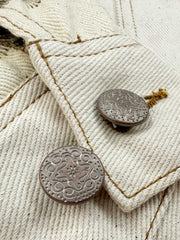 製品画像: 水墨画松柏プリントヴィンテージジャケット全体展示図。東洋美術の水墨画風デザインがジャケット全体に施され、松と柏の自然の美を強調した一着。
詳細画像: ジャケットの金属ボタンと松柏プリントディテールを特写した画像。A+級色堅牢度で、プリントの鮮やかさと耐久性を長期間保つ。