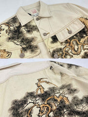 製品画像: 水墨画松柏プリントヴィンテージジャケット全体展示図。東洋美術の水墨画風デザインがジャケット全体に施され、松と柏の自然の美を強調した一着。
詳細画像: ジャケットの金属ボタンと松柏プリントディテールを特写した画像。A+級色堅牢度で、プリントの鮮やかさと耐久性を長期間保つ。