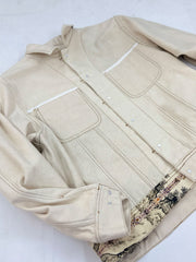 製品画像: 水墨画松柏プリントヴィンテージジャケット全体展示図。東洋美術の水墨画風デザインがジャケット全体に施され、松と柏の自然の美を強調した一着。
詳細画像: ジャケットの金属ボタンと松柏プリントディテールを特写した画像。A+級色堅牢度で、プリントの鮮やかさと耐久性を長期間保つ。