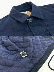 製品画像: フレンチハンティングデザインのコーデュロイ中綿ジャケット全体展示図。ヴィンテージ感あふれるコーデュロイ素材と中綿入りで暖かさを確保した冬用アウター。
詳細画像: コーデュロイ素材の質感と多機能ポケットディテールを特写した画像。ハンティングスタイルを引き立てるディテールと実用性が感じられる。