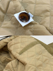 製品画像: フレンチハンティングデザインのコーデュロイ中綿ジャケット全体展示図。ヴィンテージ感あふれるコーデュロイ素材と中綿入りで暖かさを確保した冬用アウター。
詳細画像: コーデュロイ素材の質感と多機能ポケットディテールを特写した画像。ハンティングスタイルを引き立てるディテールと実用性が感じられる。