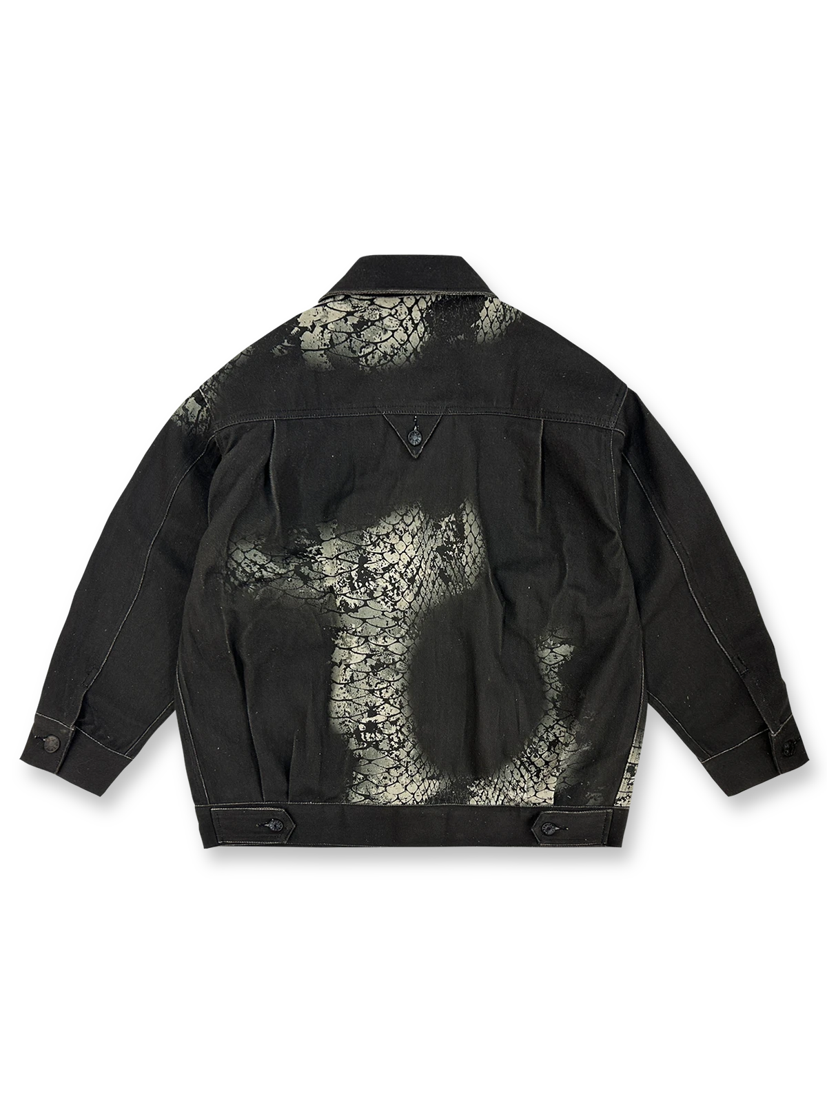 製品画像: 巳年限定の蛇柄プリントデニムジャケット全体展示図。13オンスのデニム素材にヴィンテージ加工を施し、春秋の軽やかなスタイリングにぴったりなデザイン。
詳細画像: 蛇柄プリントと綿の殻による自然な粒感を特写。細部まで丁寧に施されたデザインが印象的。