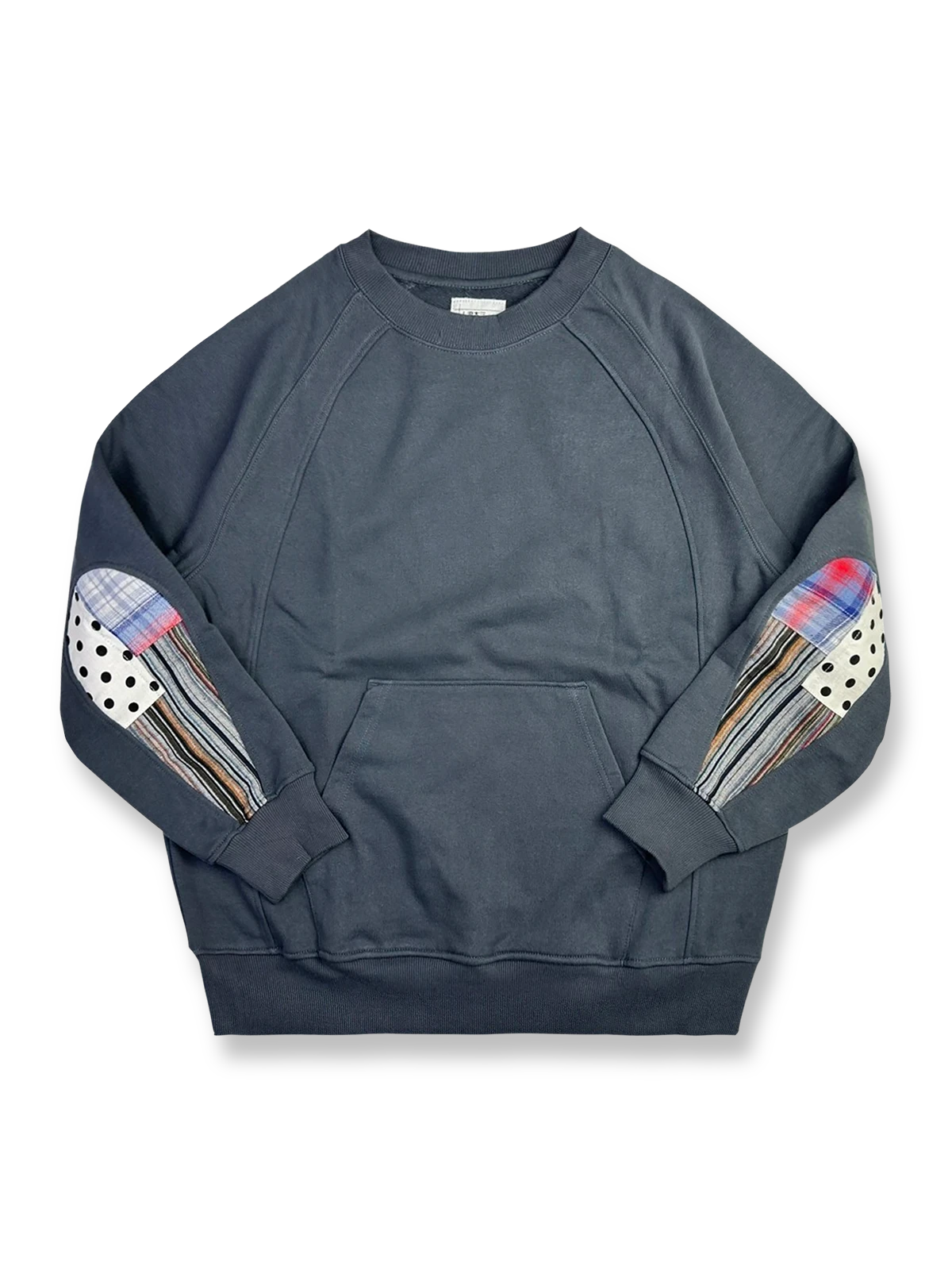 製品画像: ドロップ型肘パッチスウェット全体展示図。380gの厚手コットン素材を使用し、ヴィンテージ感とアート性が際立つデザイン。
詳細画像: 肘部分に施されたドロップ型パッチワークディテールの特写。コントラストの効いた配色とヴィンテージ風の装飾がポイント。