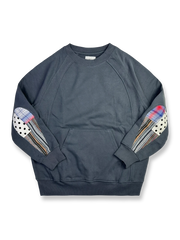 製品画像: ドロップ型肘パッチスウェット全体展示図。380gの厚手コットン素材を使用し、ヴィンテージ感とアート性が際立つデザイン。
詳細画像: 肘部分に施されたドロップ型パッチワークディテールの特写。コントラストの効いた配色とヴィンテージ風の装飾がポイント。