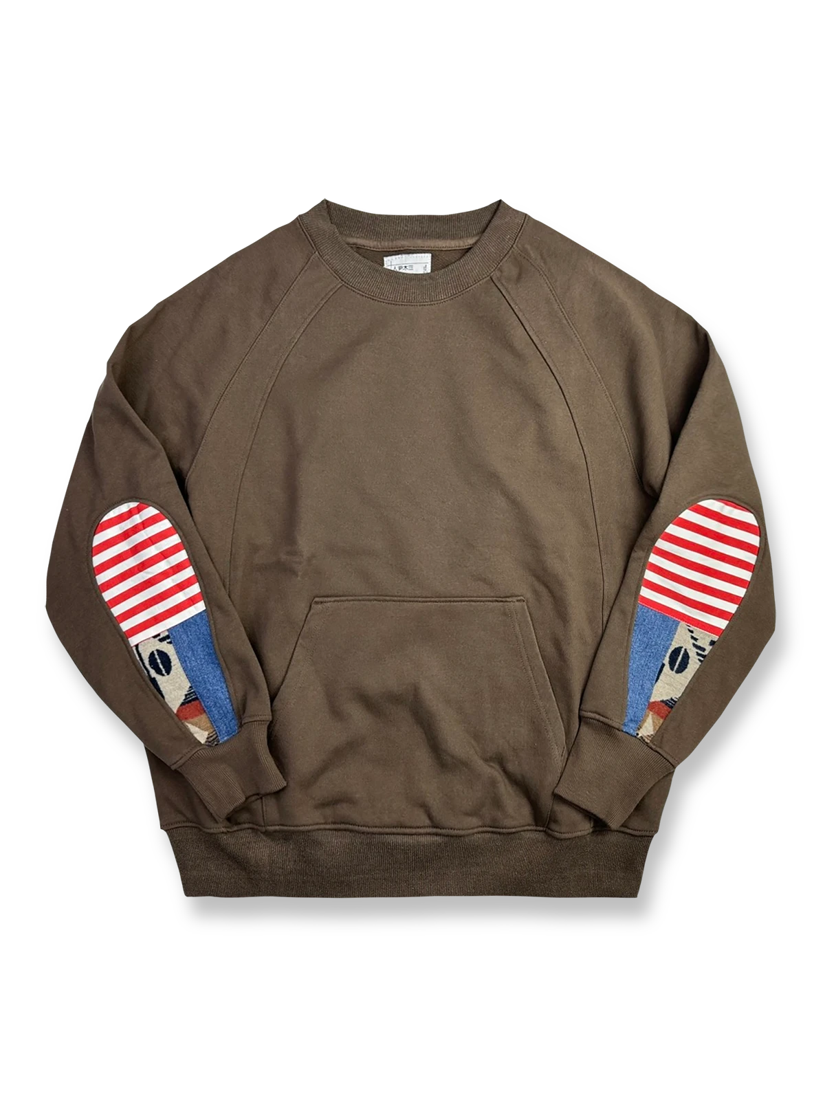 製品画像: ドロップ型肘パッチスウェット全体展示図。380gの厚手コットン素材を使用し、ヴィンテージ感とアート性が際立つデザイン。
詳細画像: 肘部分に施されたドロップ型パッチワークディテールの特写。コントラストの効いた配色とヴィンテージ風の装飾がポイント。