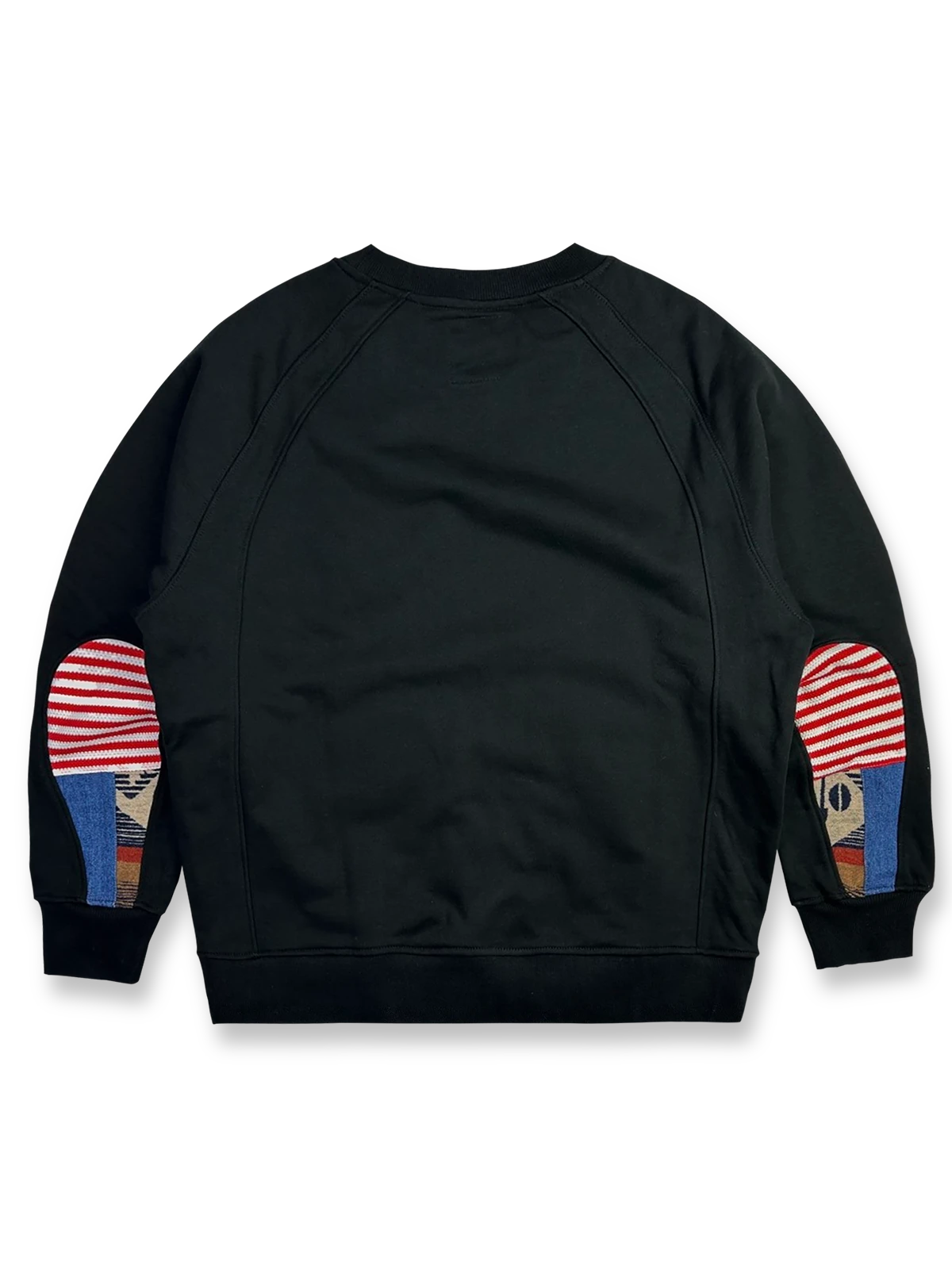 製品画像: ドロップ型肘パッチスウェット全体展示図。380gの厚手コットン素材を使用し、ヴィンテージ感とアート性が際立つデザイン。
詳細画像: 肘部分に施されたドロップ型パッチワークディテールの特写。コントラストの効いた配色とヴィンテージ風の装飾がポイント。