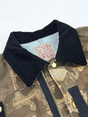 製品画像: チャイナアート『清明上河図』プリント カモフラージュ ワークジャケット全体展示図。伝統的なアートとカモフラージュデザインが融合したユニークなヴィンテージジャケット。
詳細画像: コーデュロイ襟元とYKK金属ジッパー、補強スナップボタンのディテール特写。耐久性と高級感を感じさせるディテール。