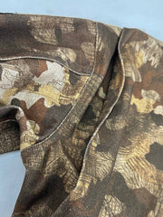 製品画像: チャイナアート『清明上河図』プリント カモフラージュ ワークジャケット全体展示図。伝統的なアートとカモフラージュデザインが融合したユニークなヴィンテージジャケット。
詳細画像: コーデュロイ襟元とYKK金属ジッパー、補強スナップボタンのディテール特写。耐久性と高級感を感じさせるディテール。