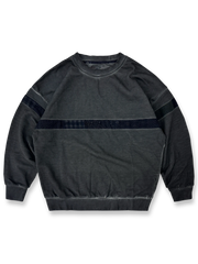 製品画像
泥染めクルーネックスウェットの全体展示。自然な色ムラと独特な泥染め加工が特徴的なヴィンテージスタイルの一着。
詳細画像
泥染めの独特な風合いとヘビーウェイトコットンの質感を強調したディテール特写。色ムラと自然な陰影がヴィンテージ感を際立たせています。