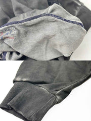 製品画像
泥染めクルーネックスウェットの全体展示。自然な色ムラと独特な泥染め加工が特徴的なヴィンテージスタイルの一着。
詳細画像
泥染めの独特な風合いとヘビーウェイトコットンの質感を強調したディテール特写。色ムラと自然な陰影がヴィンテージ感を際立たせています。