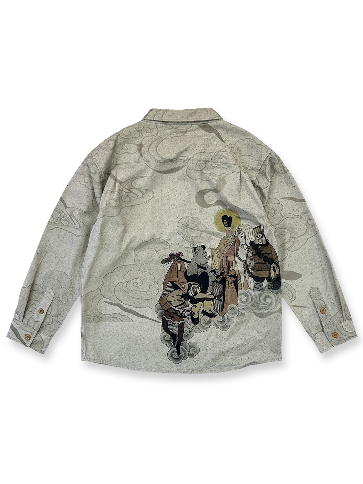 製品画像
『西遊記』テーマのプリントシャツの正面全体図。孫悟空と敵キャラクターの戦闘シーンが力強く描かれ、東洋の文化的魅力を感じさせるデザイン。
詳細画像
高精細プリントで再現された孫悟空の戦闘シーンと三蔵法師一行の取経旅の場面を強調した後面プリントディテール特写。色鮮やかな仕上がりと細かなディテールが目を引きます。